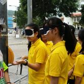 公眾教育大使帶領蒙眼的參加者在街上進行體驗