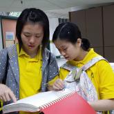 兩位參加者嘗試「閱讀」點字書