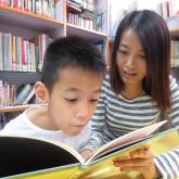浤益的媽媽平時會和浤益一起看書