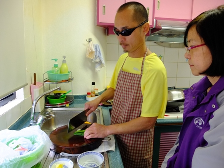 只要學識安全煮食技巧,切蔥又整齊,又安全