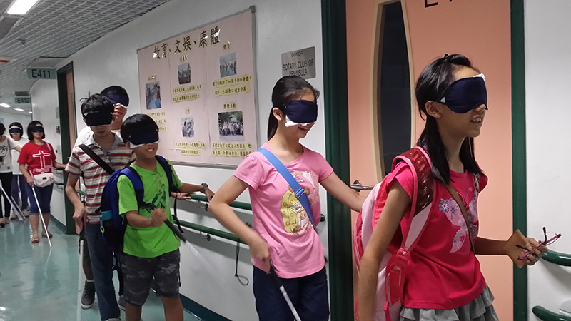 參加者嘗試蒙眼走路