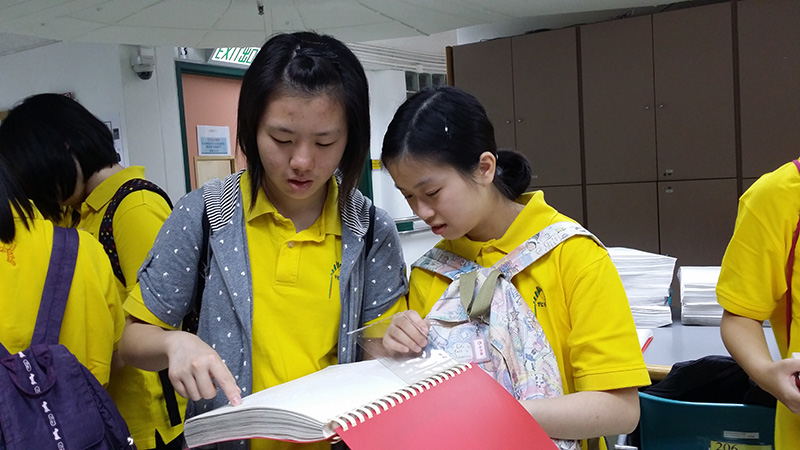 兩位參加者嘗試「閱讀」點字書