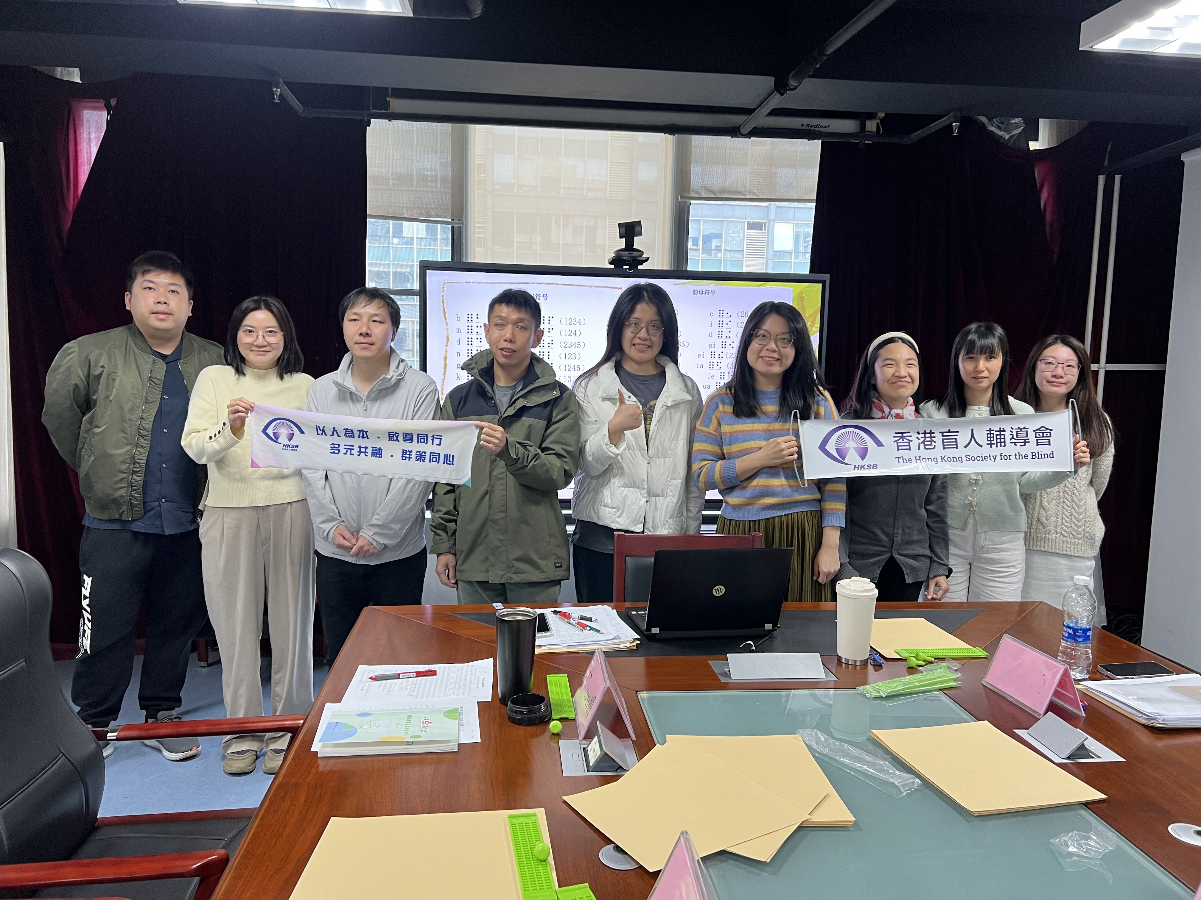 共有九位全職同事參與，包括四名視障同工。課程內容涵蓋盲文歷史、語法、教材編輯、盲文校對及教學技巧等。