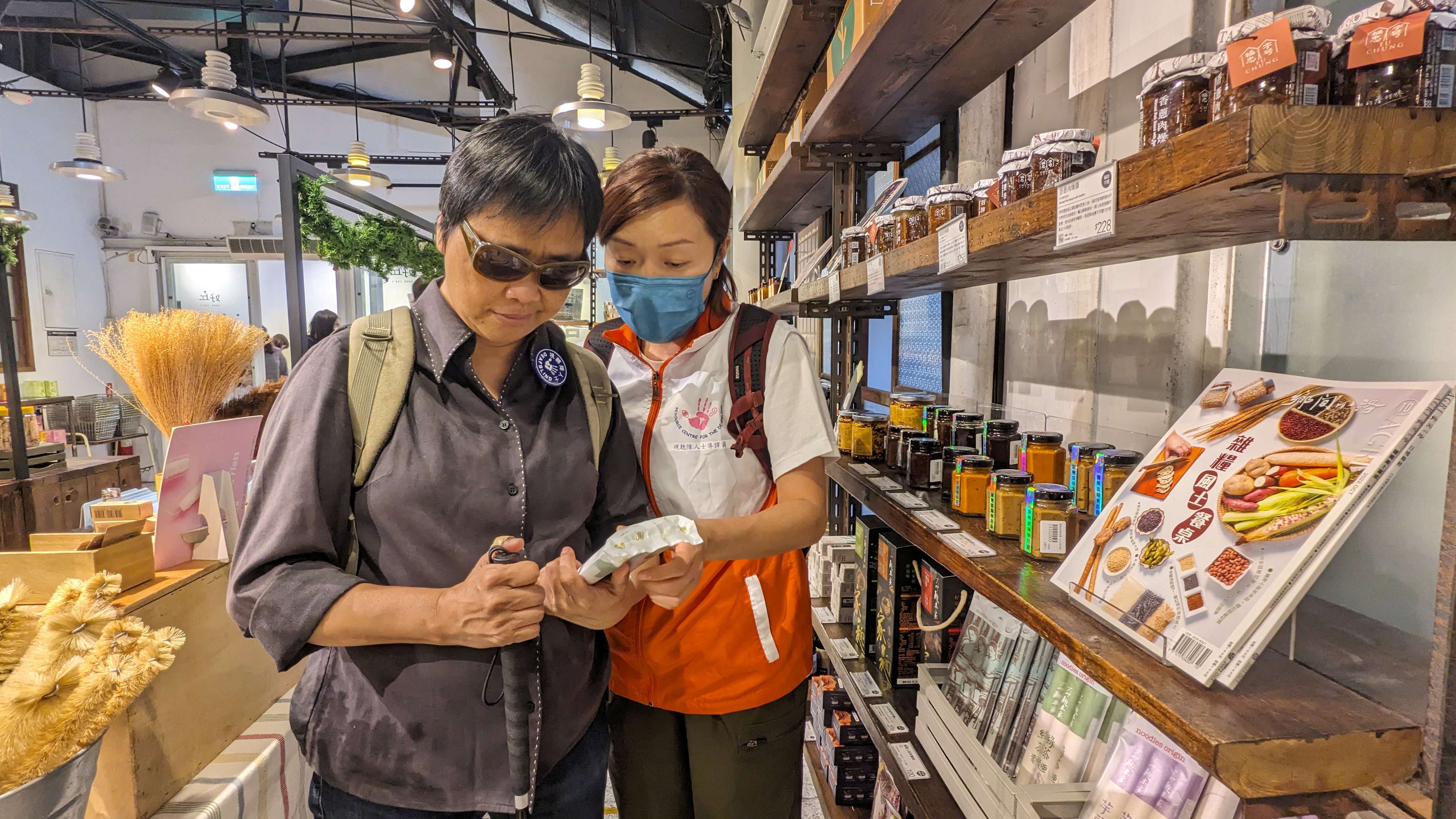 透過導譯員詳細描述食物包裝上的資料，例如營養標籤、食用日期、成份、價格等，讓視聽障人士能挑選到合適的貨品。