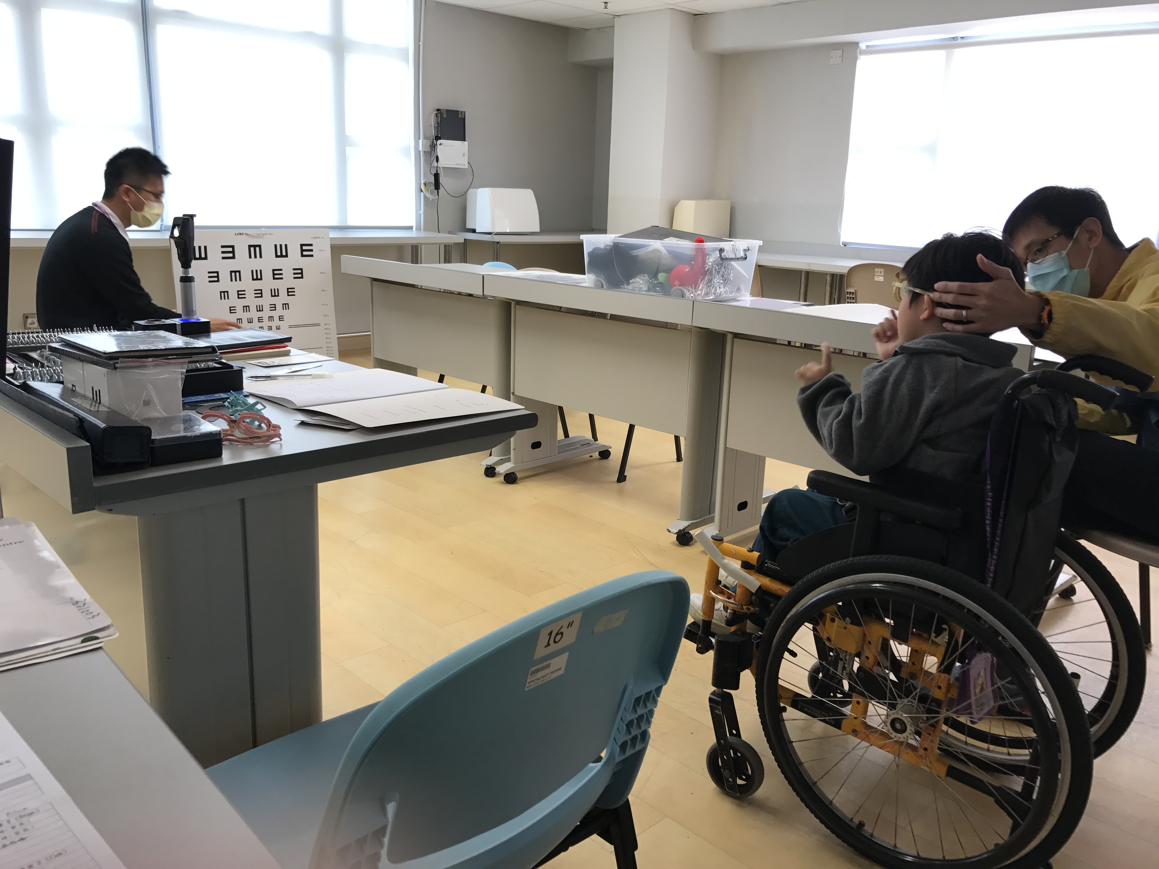 視光師為輪椅使用者驗眼