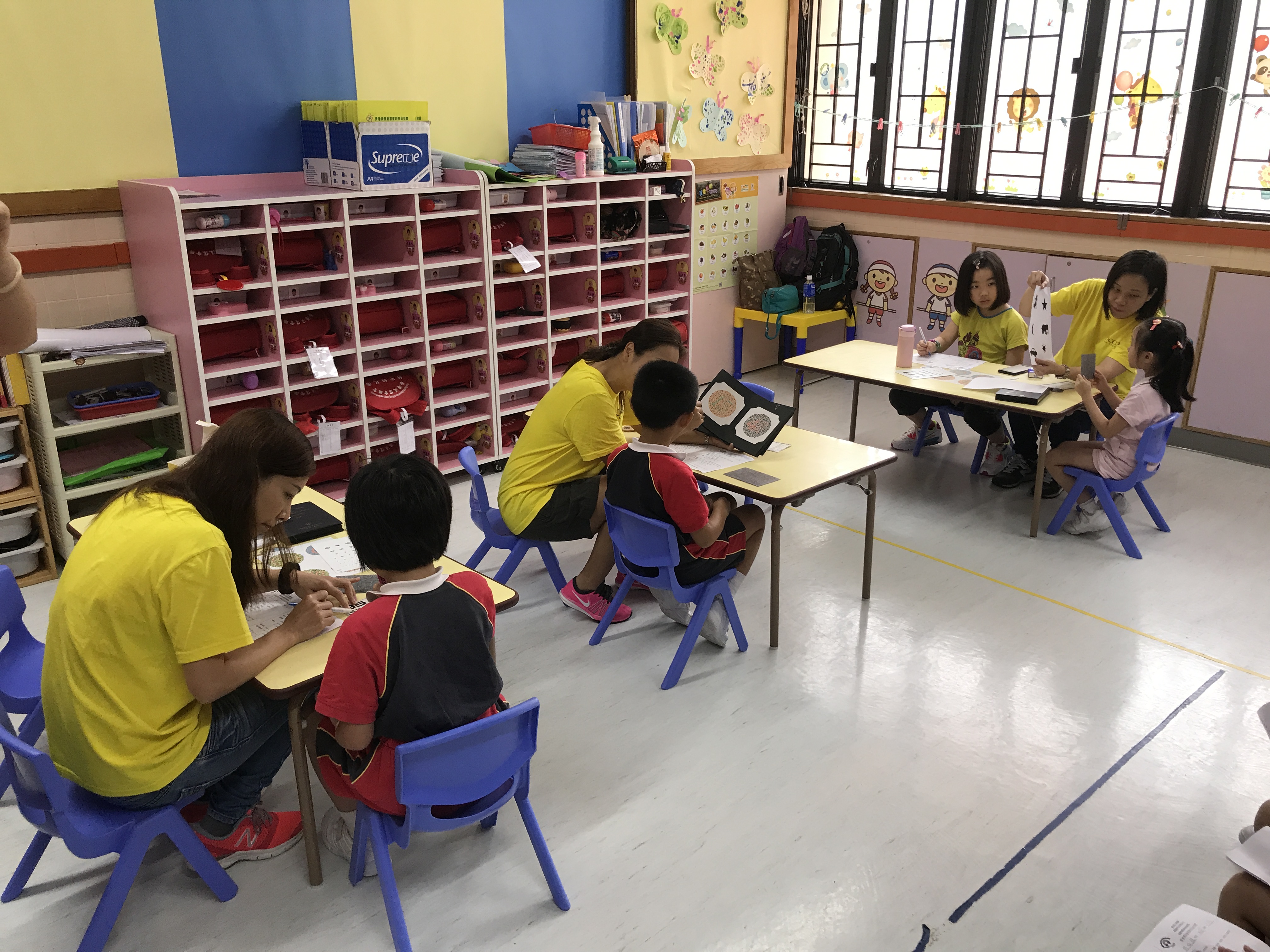 職員到幼稚園為學童驗眼