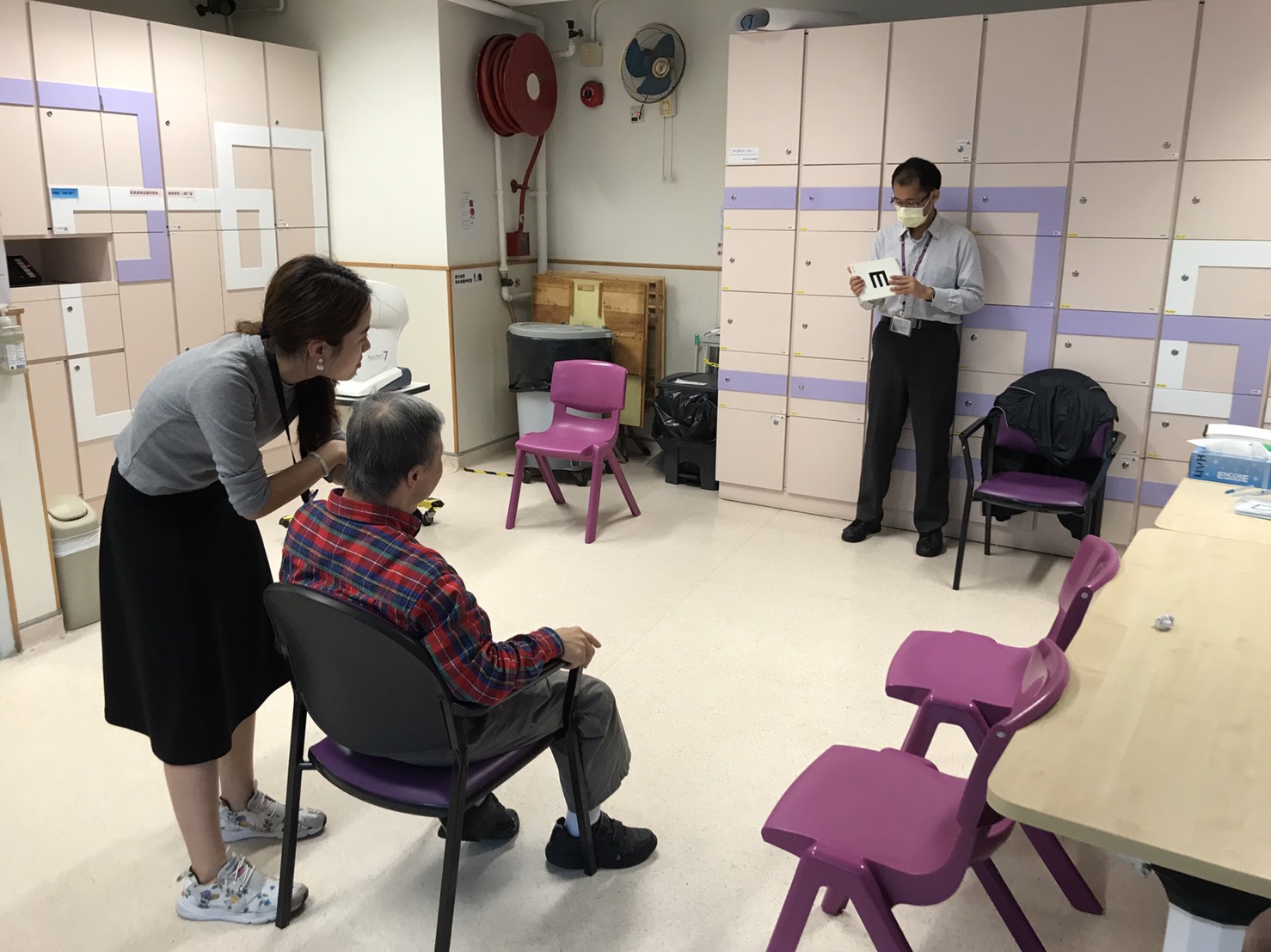 視光師為長者驗眼