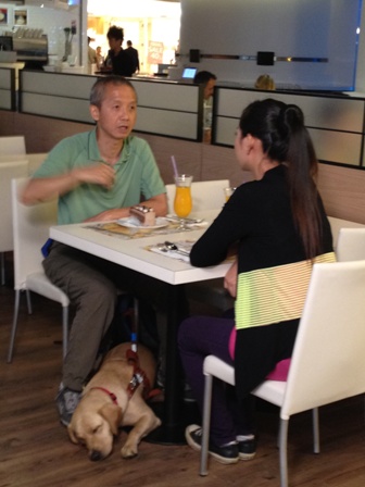視障主人到餐廳用膳,Deanna會乖乖伏在餐桌下。