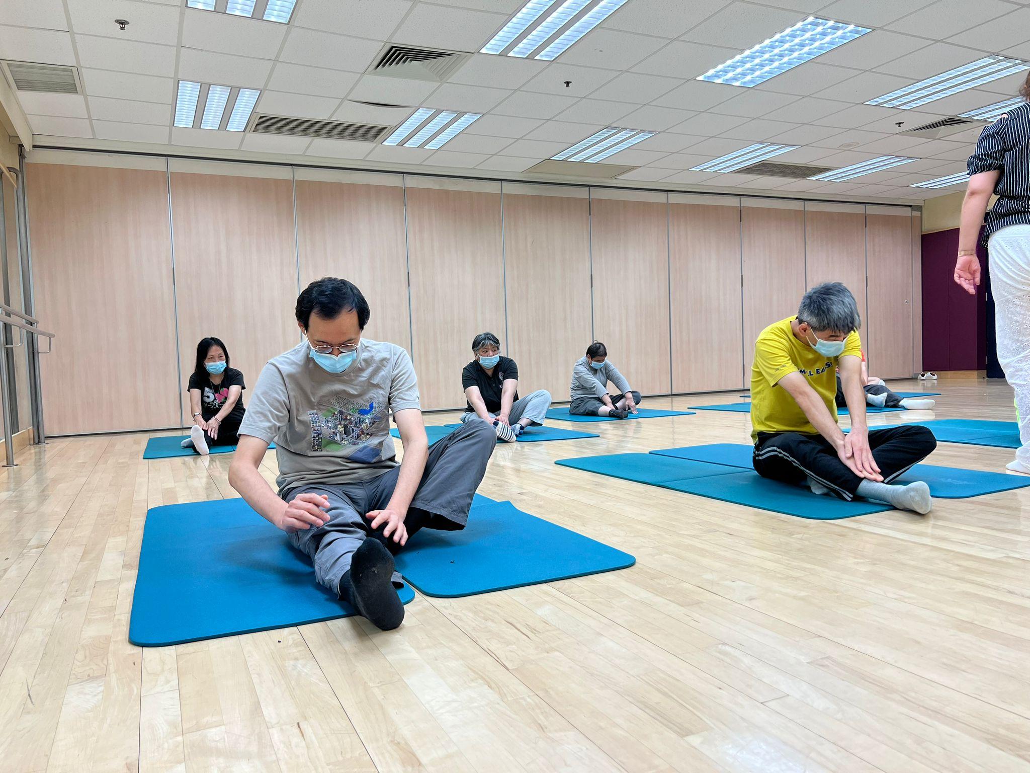 舍友參與社區的運動班,培養運動習慣